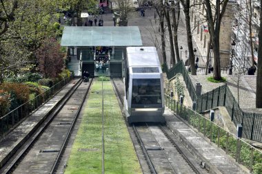 Sacr Coeur 'a giden füniküler demiryoluna bakıyorum. Paris, Fransa. 30 Mart 2023. 