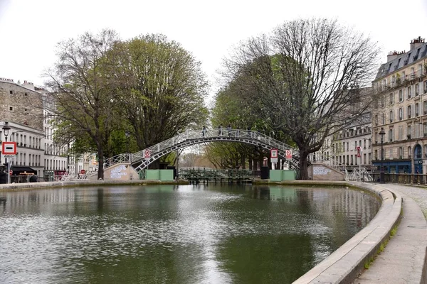 フランス 2023年3月30日 セント マーティン運河にかかる橋の後ろに木 — ストック写真