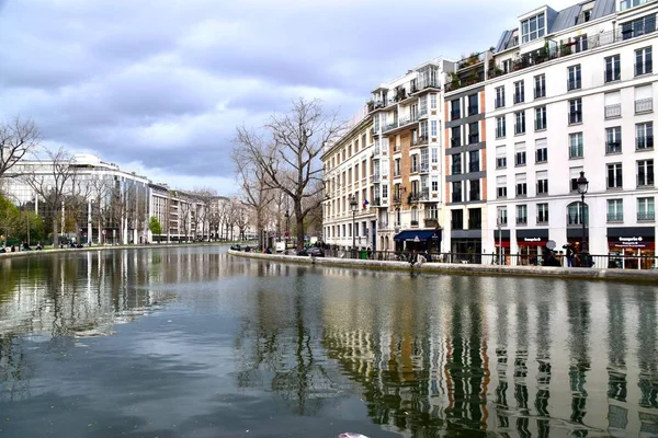 Canal Martin Com Edifícios Refletidos Água Paris França Março 2023 — Fotografia de Stock