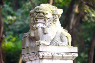 Oyulmuş beyaz taş bir aslan. Leshan, Sichuan, Çin. 2 Kasım 2018. 