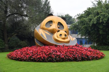 Cheng du Araştırma Üssü 'nde panda heykeli. Dev panda yetiştiriciliği. Chengdu, Sichuan, Çin. 3 Kasım 2018. 