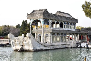 Kunming Gölü 'nün kuzeybatı köşesindeki The Summer Palace' daki mermer tekne. 1755 yılı. Pekin, Çin. 7 Kasım 2018. 