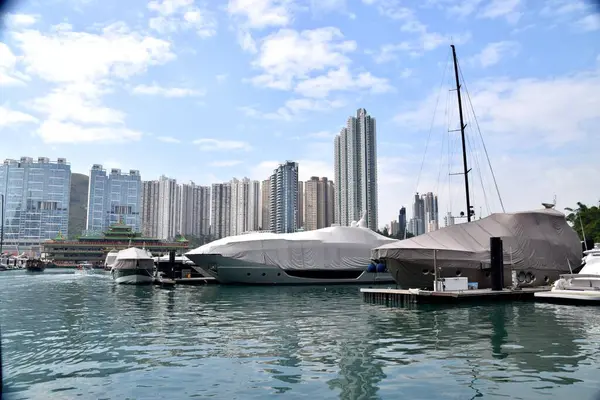 Hong Kong Limanı 'nda arkası gökdelenlerle dolu tekneler. Hong Kong. 9 Kasım 2018. 