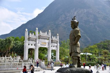 Lantau Adası 'ndaki Po Lin Manastırı' nın girişindeki heykel. Hong Kong. 10 Kasım 2018. 