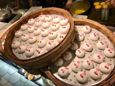 Oldukça süslü pembe ve beyaz buğulanmış, hayvan yüzlü çörekler.. 