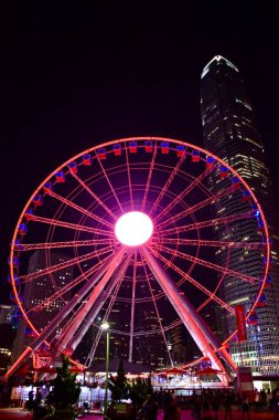Hong Kong. 11 Kasım 2018. Hong Kong Gözlem Çarkı, Merkez Liman Gecesi.