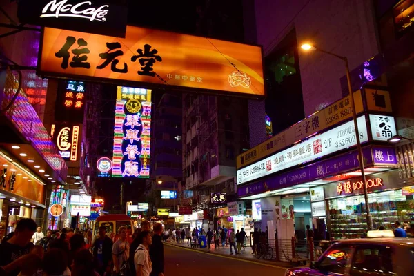 Éjszakai Utcai Jelenetek Neonfényekkel Vásárlókkal Hong Kongban 2018 November — Stock Fotó