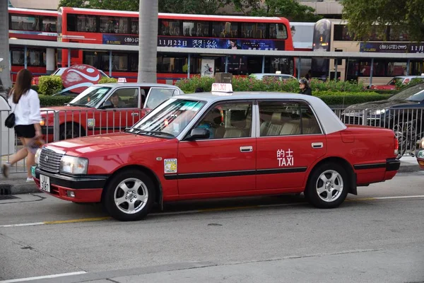 Kırmızı klasik Toyota Crown Victoria Taksi. Hong Kong. 11 Kasım 2018. 