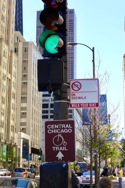 シカゴ セントラル トレイルとグリーン交通信号にサインしてください シカゴ 2014年6月3日 — ストック写真