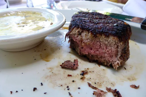 Szaftos Szeletelt Steak Fehér Tányéron Oldalsó Mártással Chicago Amerikai Egyesült — Stock Fotó