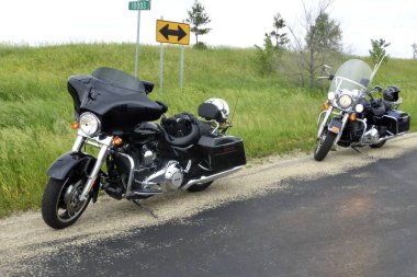 Illinois yolunda iki Harley Davisdon Motosikleti. Illinois, ABD. 4 Haziran 2014. 