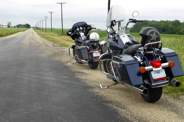 2台のハーレー デイヴィストン バイクがイリノイ州の道路を走っている 米国イリノイ州 2014年6月4日 — ストック写真