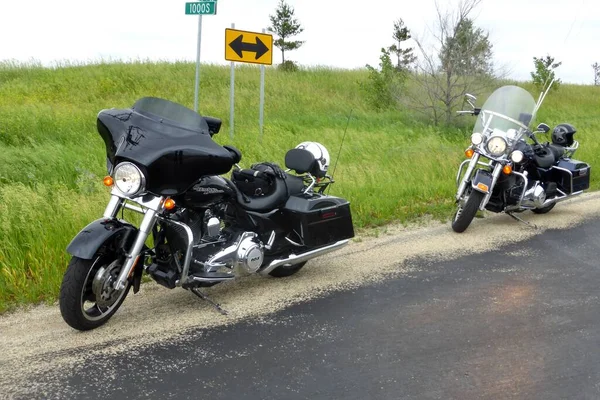 2台のハーレー デイヴィストン バイクがイリノイ州の道路を走っている 米国イリノイ州 2014年6月4日 — ストック写真
