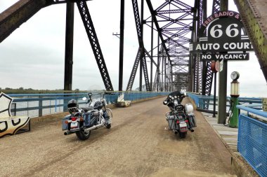 Mississippi Nehri üzerindeki Eski Kayalık Köprü Zinciri 'nde 2 Harley Davidson Motosikleti. St. Louis, MI, ABD. 5 Haziran 2014. 