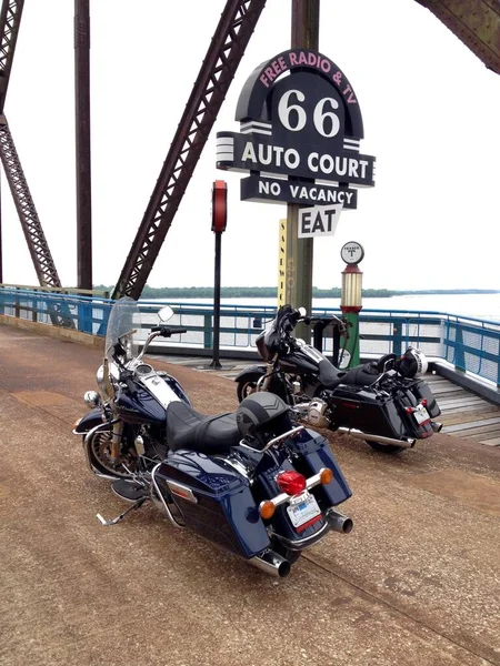 2ハーレーダビッドソンはミシシッピ川にかかる旧岩の鎖橋をバイクで走る セントルイス 2014年6月5日 — ストック写真
