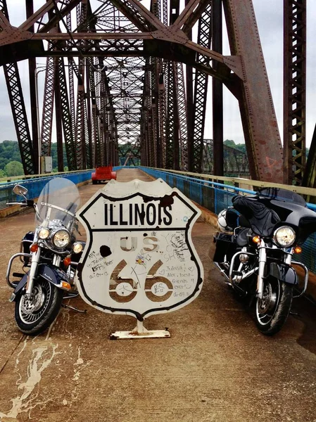 2ハーレーダビッドソンはミシシッピ川にかかる旧岩の鎖橋をバイクで走る セントルイス 2014年6月5日 — ストック写真