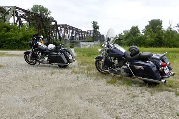 2ハーレーダビッドソンは ミシシッピ川にかかる旧岩の鎖橋によるオートバイ セントルイス 2014年6月5日 — ストック写真