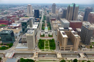 Ariel View, Eski Adliye Sarayı ve Kiener Plaza Parkı, The Gateway Arch 'tan. St. Louis, MO, ABD. 5 Haziran 2014. 