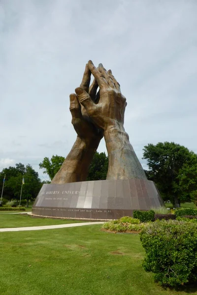 Γιγαντιαία Χέρια Προσευχής Στο Πανεπιστήμιο Ρόμπερτς Τούλσα Εντάξει Ηπα Ιουνίου — Φωτογραφία Αρχείου