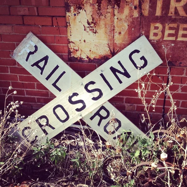 Černá Bílá Americká Ročník Rustic Rail Crossing Sign Červenou Cihlovou — Stock fotografie