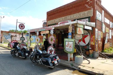 Erick, tamam, ABD. 7 Haziran 2014. İki Harley Davidson Motosikleti Sandhill Curiosity Shop 'un önünde.. 