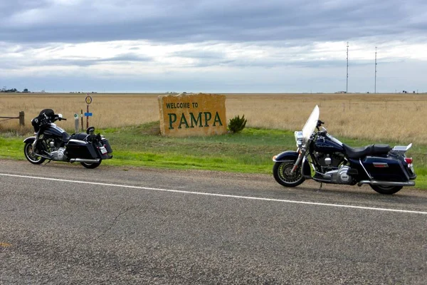 Dos Motocicletas Harley Davidson Welcome Pampa Sign Pampa Texas Junio — Foto de Stock