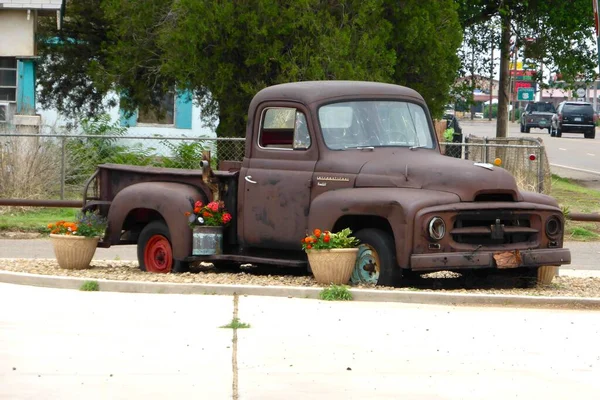 Camion Américain Rouillé Vintage Avec Des Fleurs Dans Des Pots — Photo