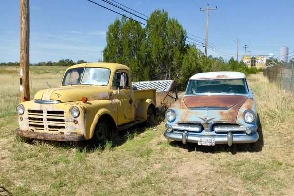 在66号公路汽车博物馆外的两辆老式美国汽车 Santa Rosa June 2014 — 图库照片