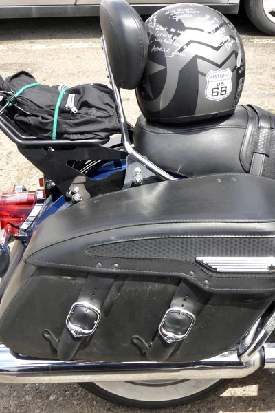 Close Van Harley Davidson Motorfiets Met Een Helm Met Handtekeningen — Stockfoto