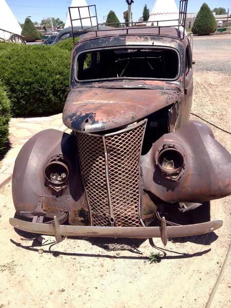 Oude Amerikaanse Auto Aan Het Roesten Het Wigwam Motel Holbrook — Stockfoto