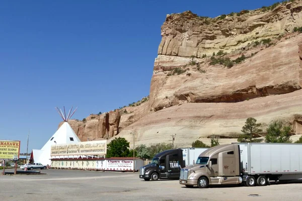 Camiones Estacionados Cerca Painted Cliffs Tee Pee Trading Post Lupton — Foto de Stock