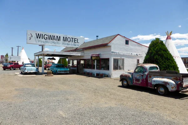 Motel Wigwam Habitaciones Forma Wigwam Con Coches 1950 Exterior Holbrook — Foto de Stock