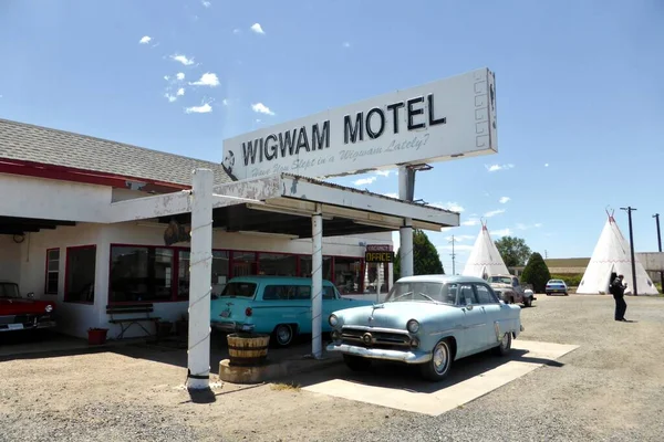 Motel Wigwam Habitaciones Forma Wigwam Con Coches 1950 Exterior Holbrook —  Fotos de Stock