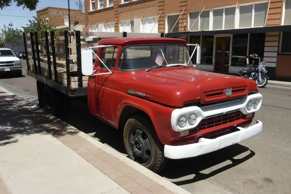 Red Flatbed Ford Canto Tendo Calma Águias Localização Icônica Winslow — Fotografia de Stock