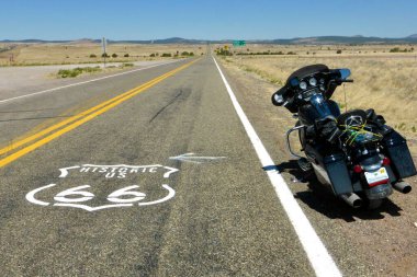 Seligman, Arizona, ABD. 13 Haziran 2014. Harley Davidson Motosikleti Büyük Yol 66 tabelasının yanında..