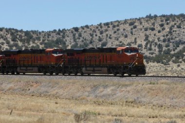 Locomtive2 BNSF 6912 ve BNSF 6215. Tren modeli GE ES44C4. Arizona, ABD, 13 Haziran 2014. 