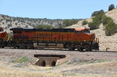 Yerel BNSF 6912.Tren modeli GE ES44C4. Arizona, ABD, 13 Haziran 2014. 