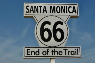 Rıhtımdaki 66. Yol tabelasının sonu. Santa Monica, CA, ABD. 16 Haziran 2014. 