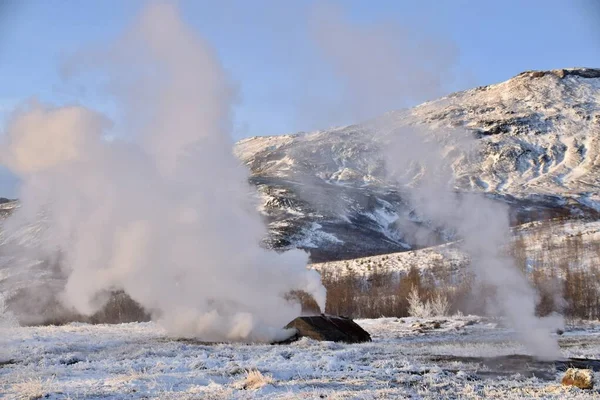 在结冰的风景中 靠近间歇泉的蒸汽喷口 冰岛Haukadalur 2017年12月8日 — 图库照片