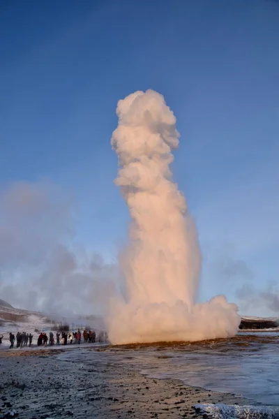 青い空の下で噴き出すガイザー アイスランドのフカダラー — ストック写真