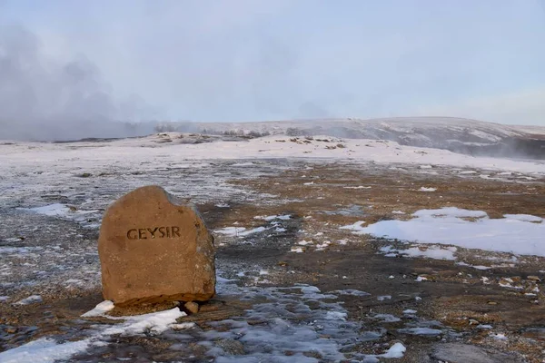 Nagy Geysir Jelzés Egy Jéggel Hófödte Sziklán Haukadalur Izland 2017 — Stock Fotó