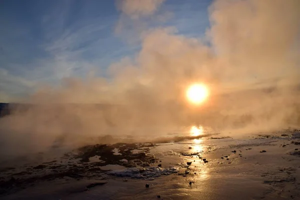 Солнце Горящее Паре Гейзера Юго Западной Исландии Отражением Льду — стоковое фото