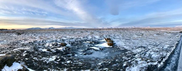 冰岛西南部的Icy景观全景 背景是群山 头顶是蓝天 — 图库照片