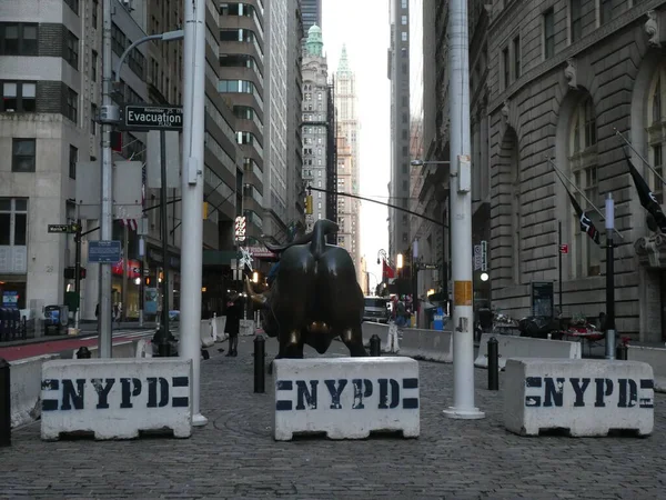 Nypd Road Bloquea Detrás Charging Bull Wall Nueva York Diciembre — Foto de Stock