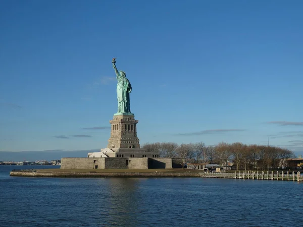 Statue Liberté Soleil Matin Sous Ciel Bleu Vif New York — Photo