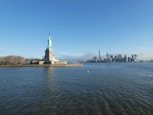 Die Freiheitsstatue Der Morgensonne Dahinter Manhattan Island New York Usa — Stockfoto