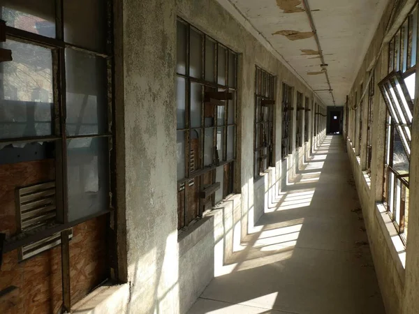 Chodba Nemocnici Ellis Island Sluncem Které Objevuje Podlaze Vytváří Stíny — Stock fotografie