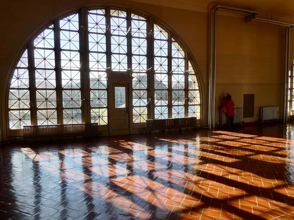 埃利斯岛国家博物馆的一个内部空间 阳光透过拱形的窗户照射在木地板上 2018年12月23日 — 图库照片