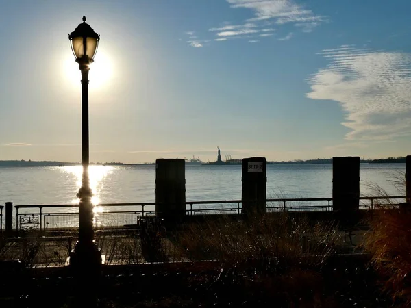 Het Vrijheidsbeeld Van Slip Battery Park Met Street Lamp Met — Stockfoto
