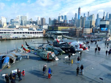 USS Intrepid Hava Müzesi 'ndeki askeri helikopterler. New York, ABD. 24 Aralık 2018. 